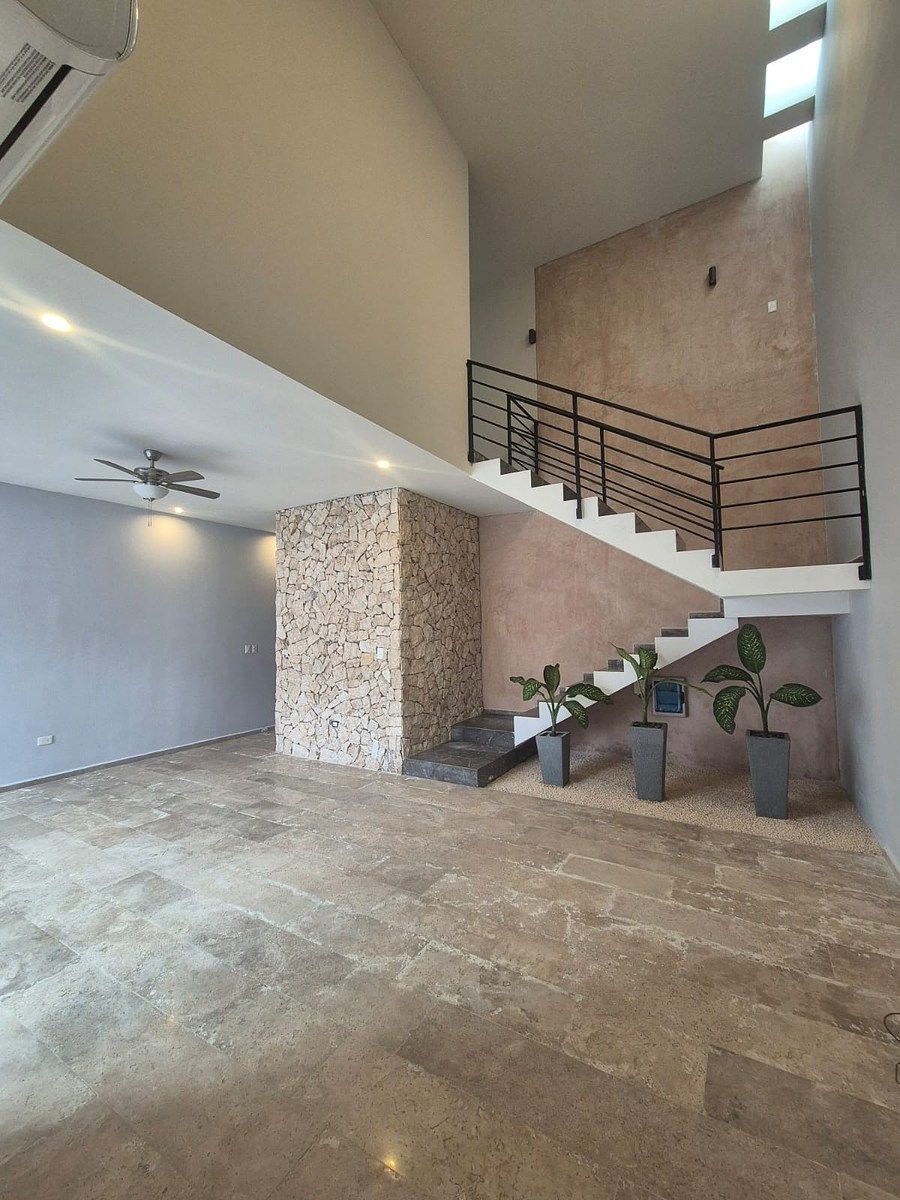 EN RENTA CASA EN TEMOZÓN NORTE, SIN MUEBLES, EQUIPADA Y CON ALBERCA