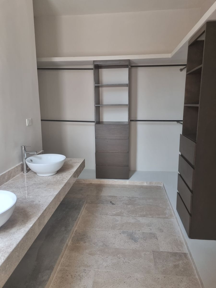 EN RENTA CASA EN TEMOZÓN NORTE, SIN MUEBLES, EQUIPADA Y CON ALBERCA