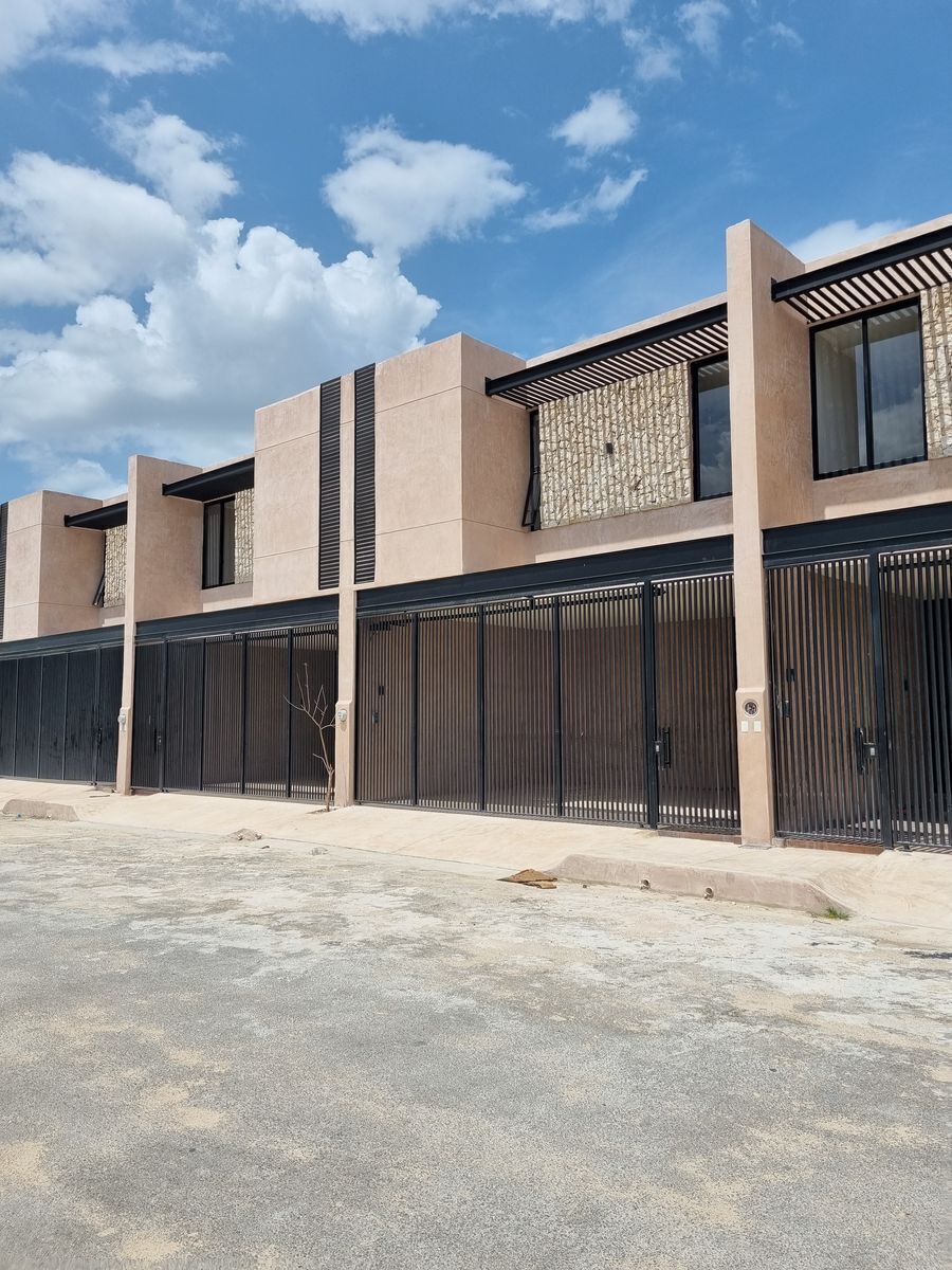 EN RENTA CASA EN TEMOZÓN NORTE, SIN MUEBLES, EQUIPADA Y CON ALBERCA