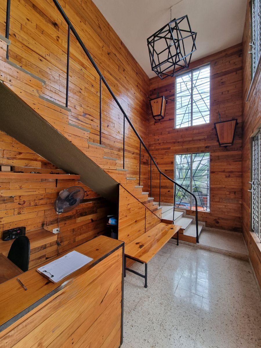 BODEGA CON OFICINAS EN RENTA EN EL CENTRO, UBICADA A 1 CALLE DE LA AV. ITZAES