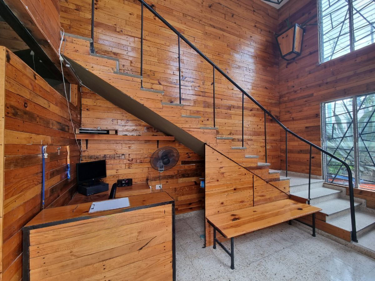 BODEGA CON OFICINAS EN RENTA EN EL CENTRO, UBICADA A 1 CALLE DE LA AV. ITZAES