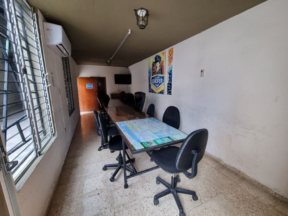 BODEGA CON OFICINAS EN RENTA EN EL CENTRO, UBICADA A 1 CALLE DE LA AV. ITZAES