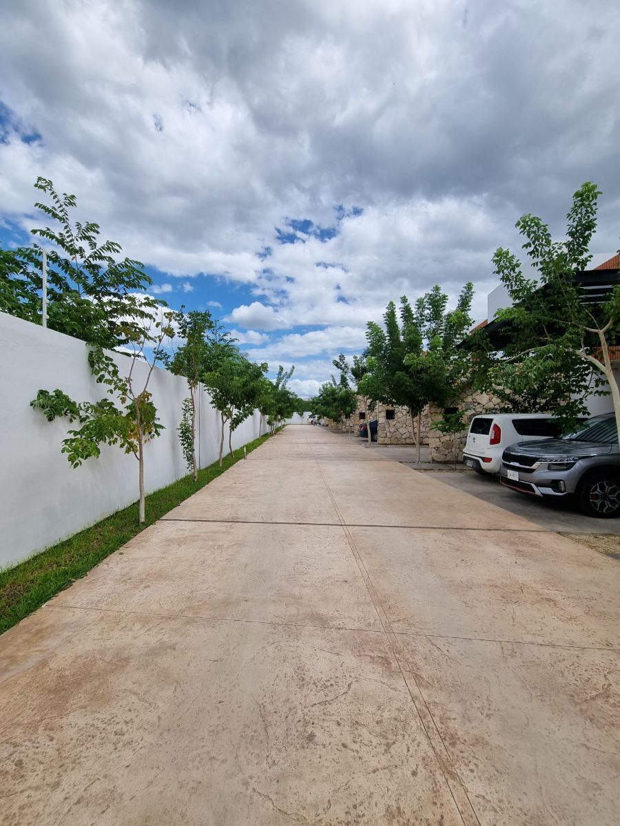 TOWNHOUSE EN RENTA SIN MUEBLES EN PRIVADA EN TEMOZON, MÉRIDA