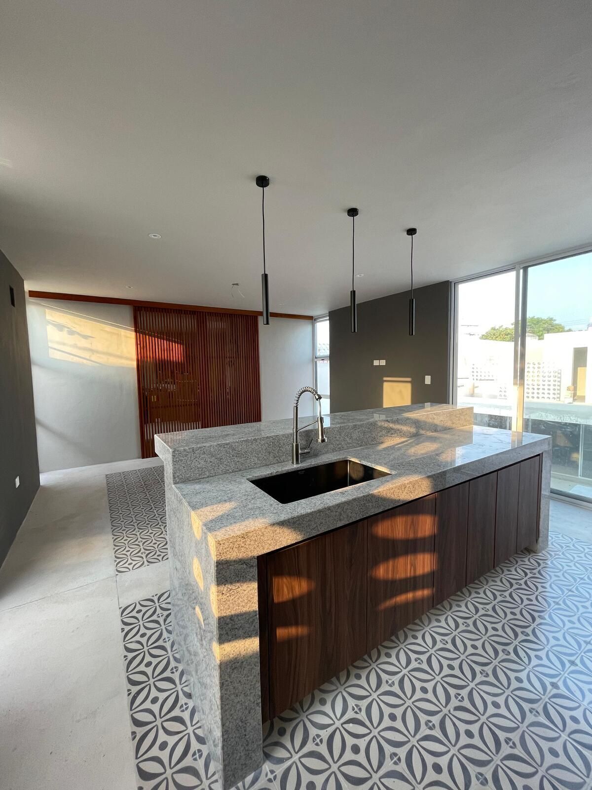 EN VENTA CASA CON PANELES SOLARES COMPLETAMENTE REMODELADA EN EL CENTRO, MÉRIDA