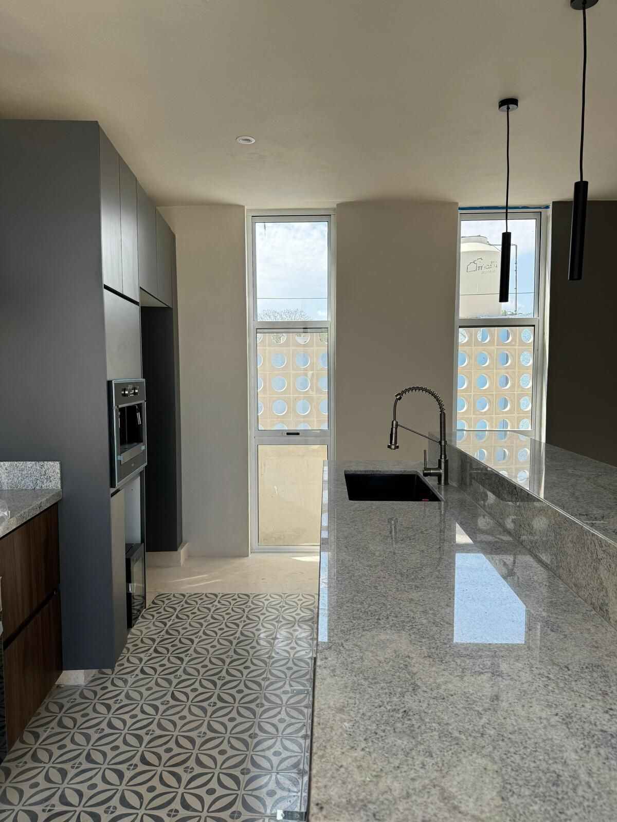 EN VENTA CASA CON PANELES SOLARES COMPLETAMENTE REMODELADA EN EL CENTRO, MÉRIDA