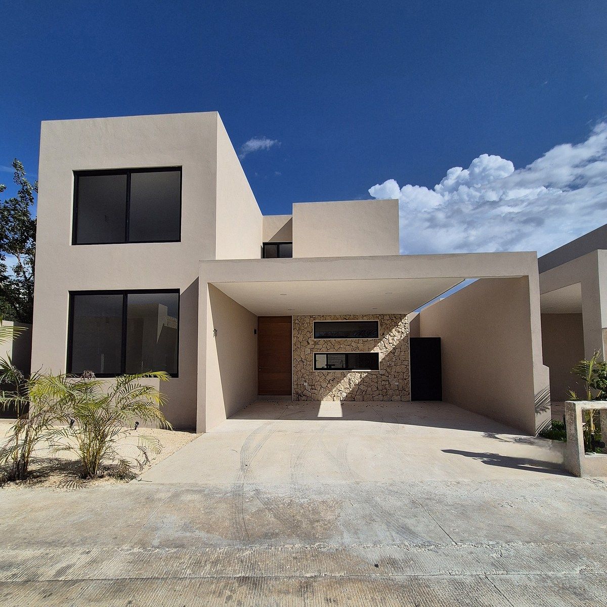 EN VENTA CASA 4 RECÁMARAS CON ALBERCA EN PRIVADA CON AMENIDADES EN CHOLUL