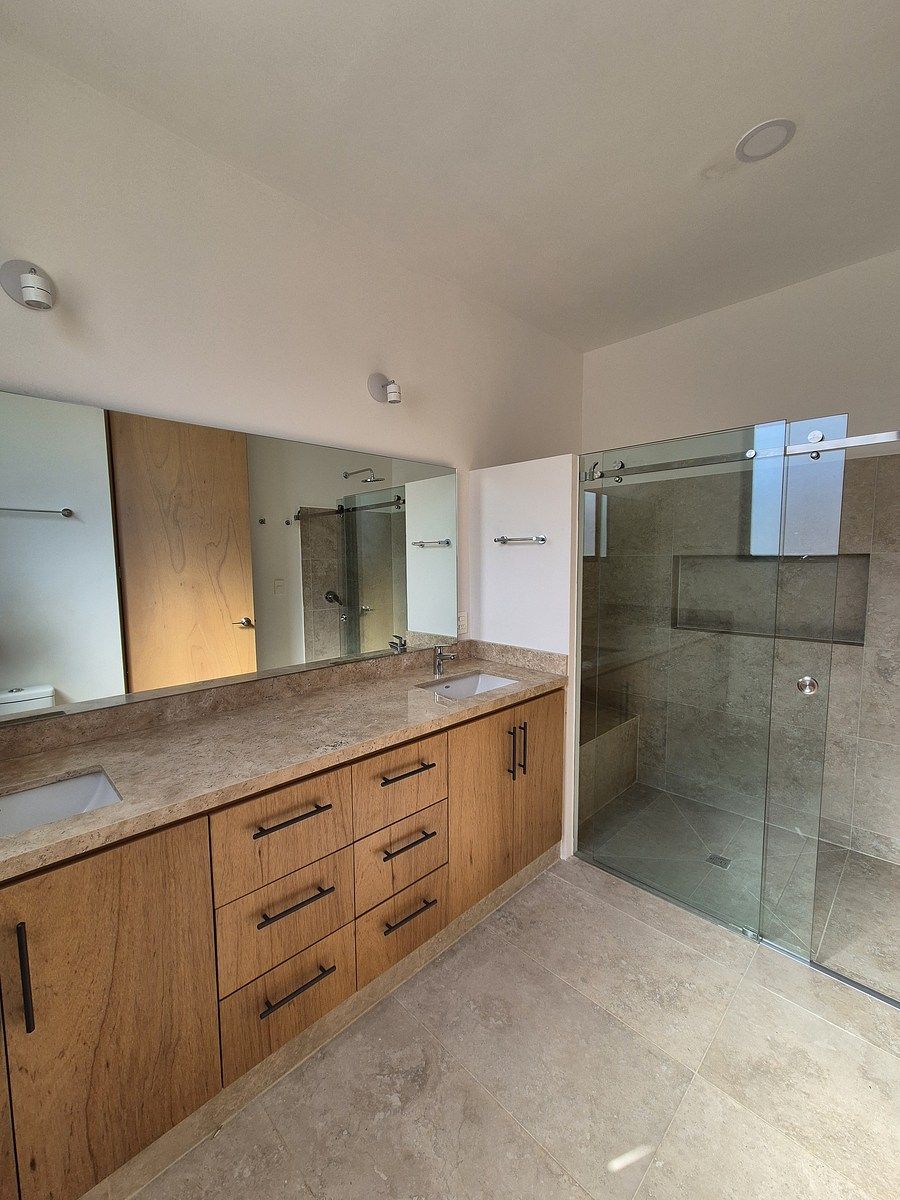 EN VENTA CASA 4 RECÁMARAS CON ALBERCA EN PRIVADA CON AMENIDADES EN CHOLUL