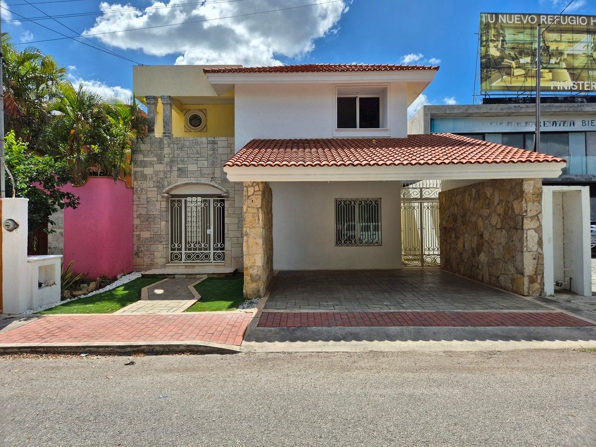 EN VENTA CASA CON ALBERCA EN MONTERREAL, MERIDA