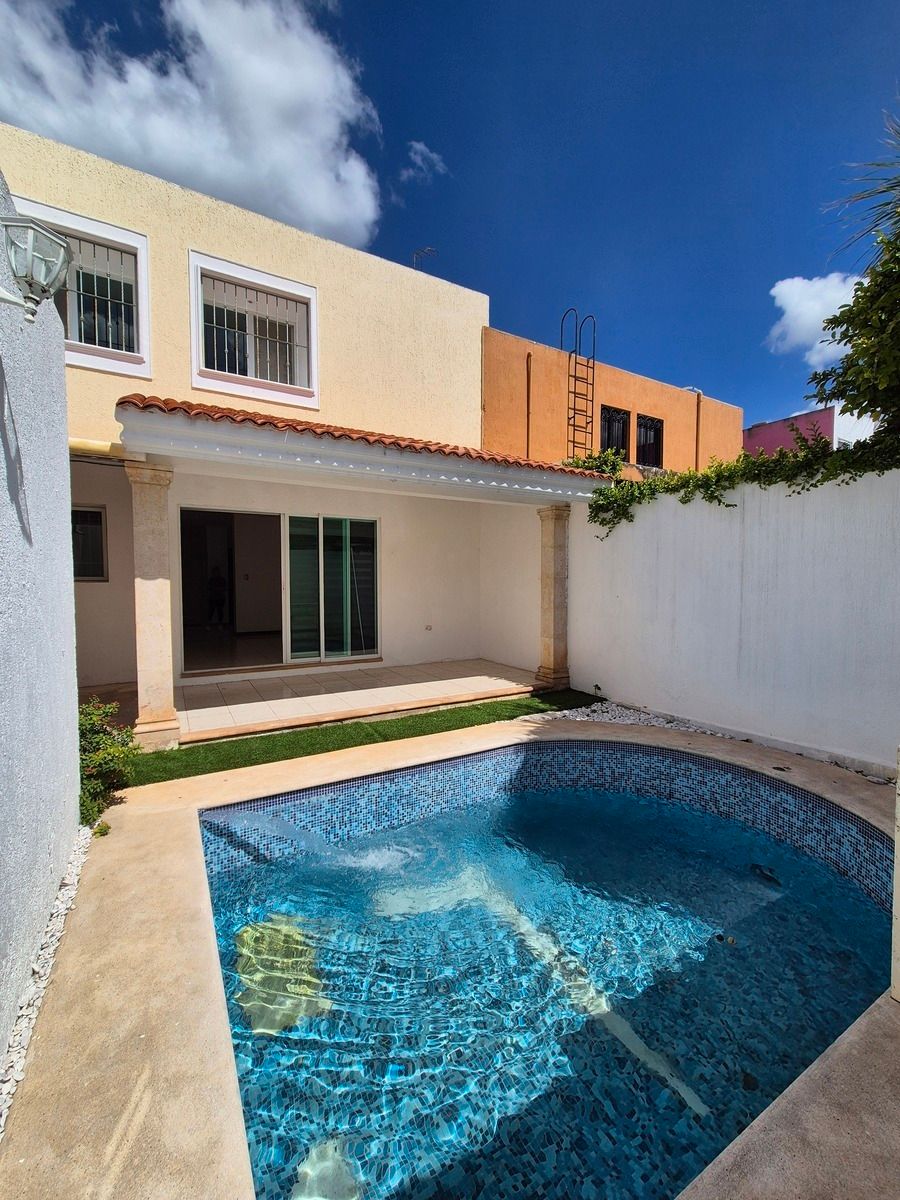EN VENTA CASA CON ALBERCA EN MONTERREAL, MERIDA